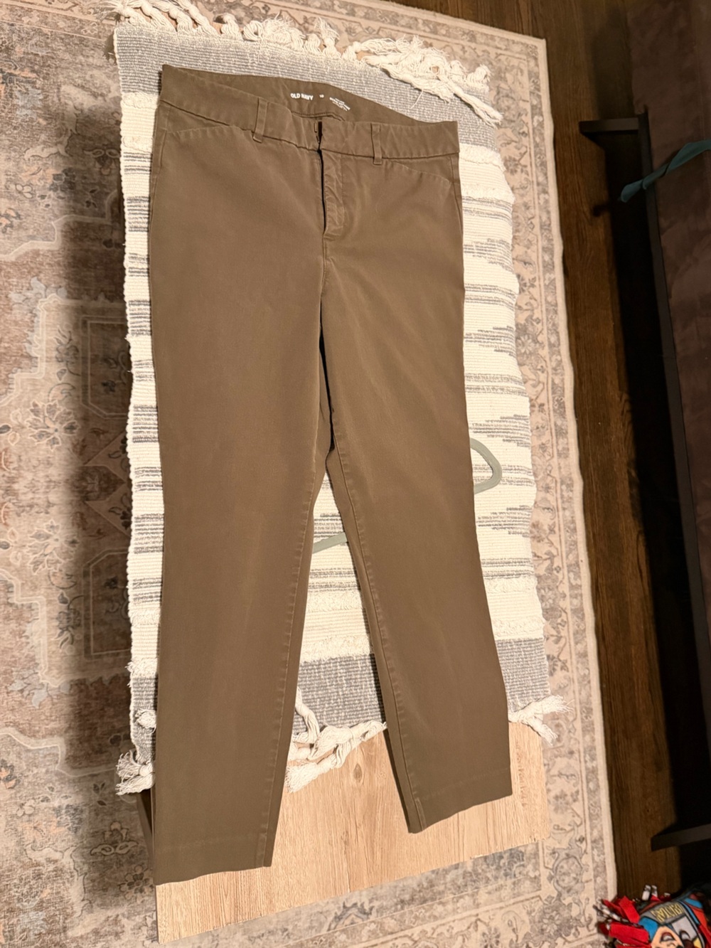 Old Navy Men's Chino Pants in Olive